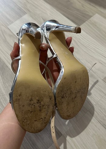 38 Beden Gümüş Renkli Metal Tokalı İnce Topuklu Kadın Ayakkabı