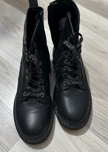Siyah Deri Bağcıklı Yıldızlı Topuklu Bot - Görsel 5