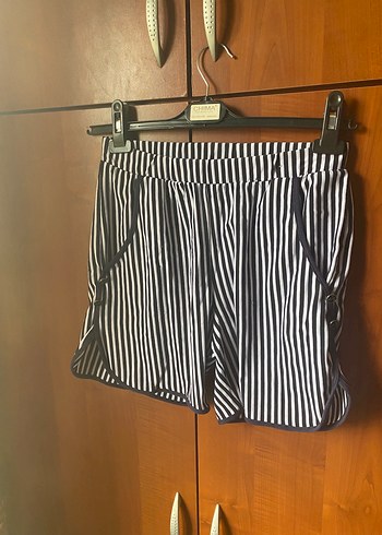 H&M Çizgili, Pilili Siyah Mini Şort