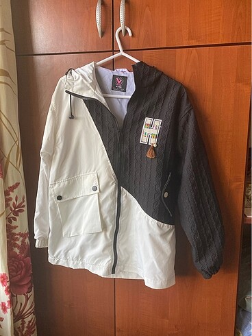 Pull and Bear Siyah beyaz yağmurluk