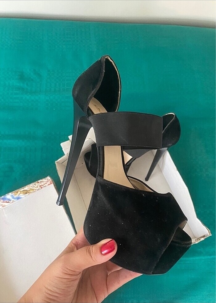 Siyah topuklu ayakkabı - Görsel 3