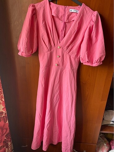 Pembe elbise