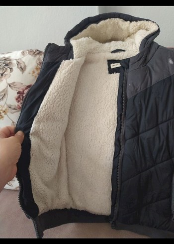 Erkek Çocuk Gri Kapüşonlu Kürklü Mont - Görsel 2