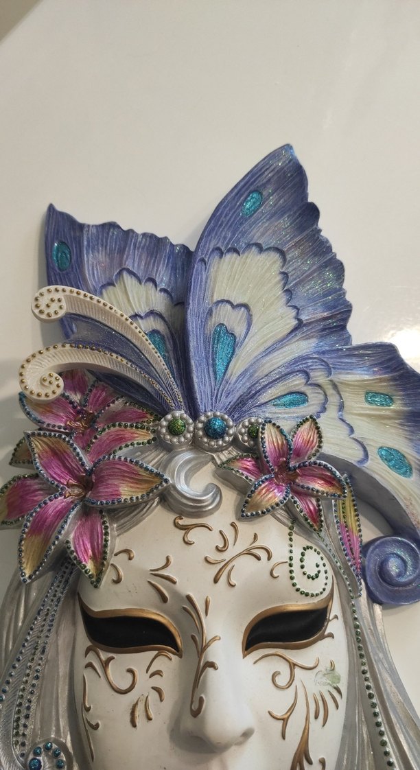 Kelebek ve Çiçek Detaylı Kadın Maskesi duvar süsü - Görsel 2