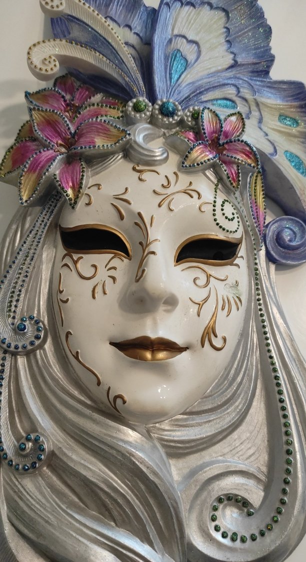 Kelebek ve Çiçek Detaylı Kadın Maskesi duvar süsü - Görsel 3