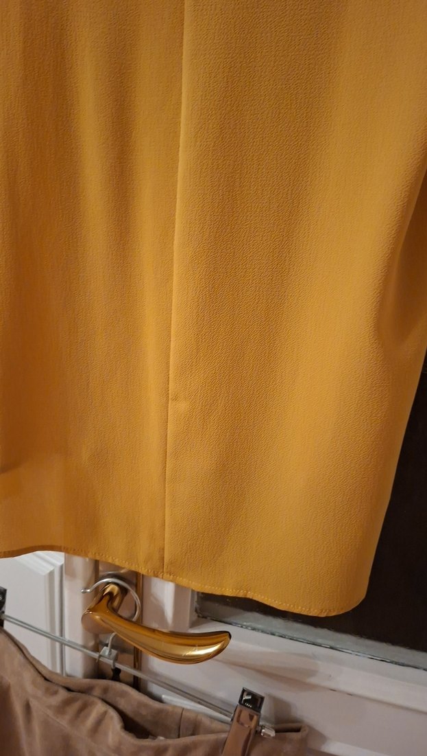 Sarı V Yakalı Kolsuz Salaş Bluz - Görsel 3