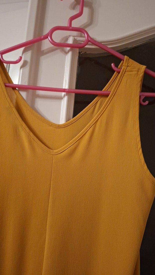 Sarı V Yakalı Kolsuz Salaş Bluz - Görsel 4