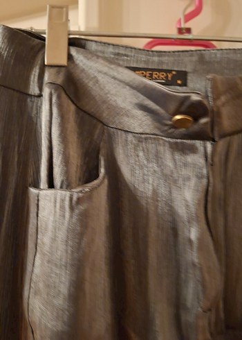 Parlak gri yanları düğmeli pantalon - Görsel 4