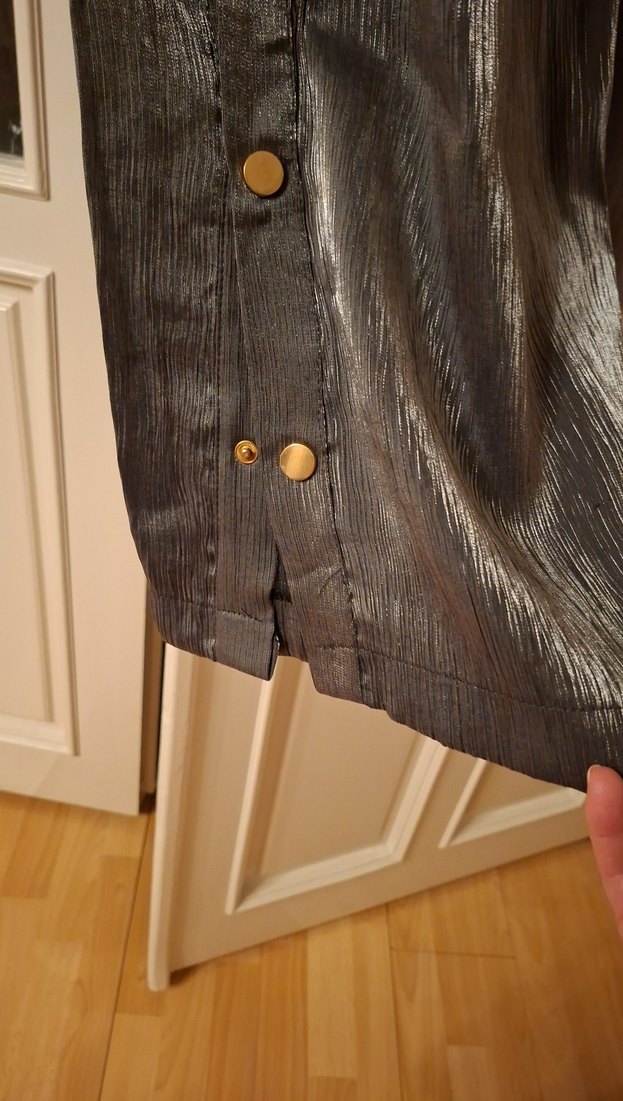 Parlak gri yanları düğmeli pantalon - Görsel 3