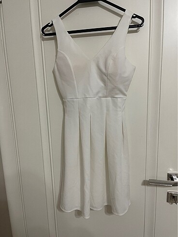 Beyaz v yaka elbise