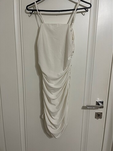 Beyaz büzgülü abiye elbise