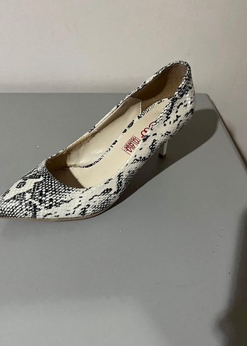 Kadın Beyaz Yılan Desenli Topuklu Ayakkabı - Görsel 2