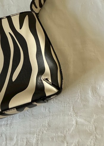 Tokalı Zebra Desenli Deri Kadın Çanta - Görsel 3