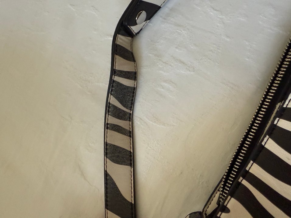 Tokalı Zebra Desenli Deri Kadın Çanta - Görsel 5