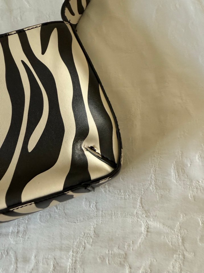 Tokalı Zebra Desenli Deri Kadın Çanta - Görsel 3