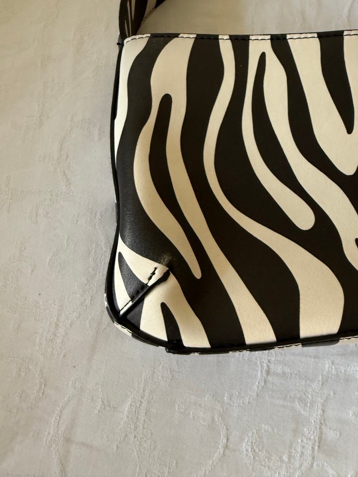 Tokalı Zebra Desenli Deri Kadın Çanta - Görsel 2