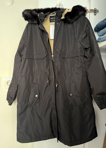 Siyah Kürk Detaylı Midi Kadın Mont - Görsel 2