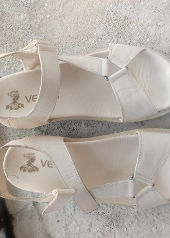 Beyaz Kadın Dolgu Topuklu Sandalet Velcro