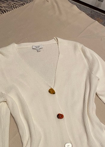 Twist Düğmeli Beyaz V Yaka Kadın Hırka - Görsel 3