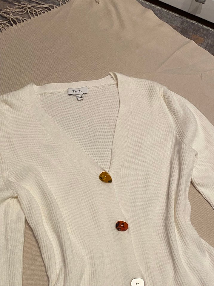 Twist Düğmeli Beyaz V Yaka Kadın Hırka - Görsel 3