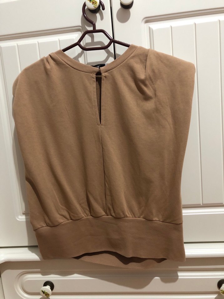 Bej Vatkalı Kolsuz Kadın Bluz - Görsel 2