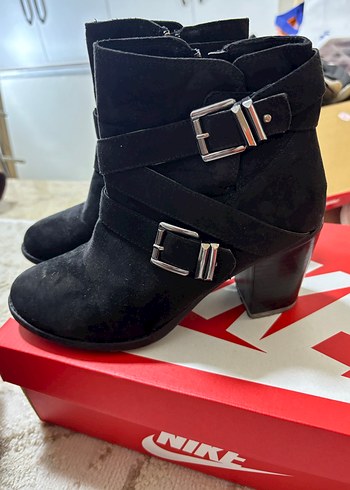 Siyah Tokalı Kadın Bot - Görsel 2