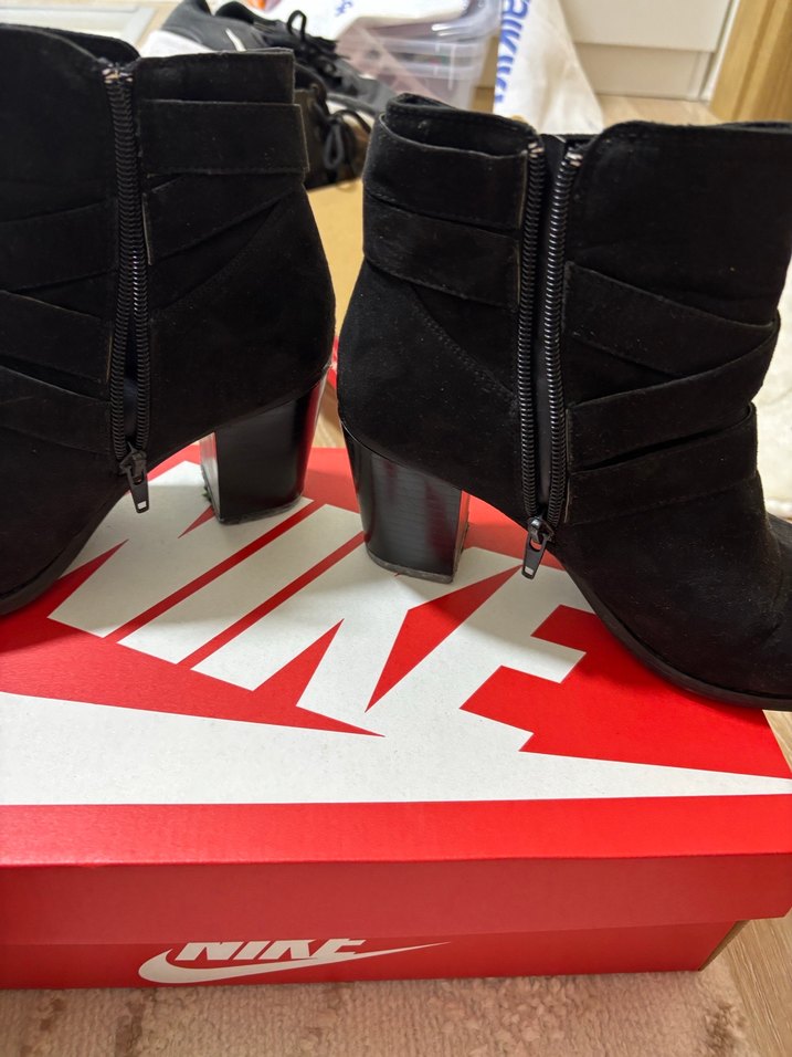 Siyah Tokalı Kadın Bot - Görsel 3