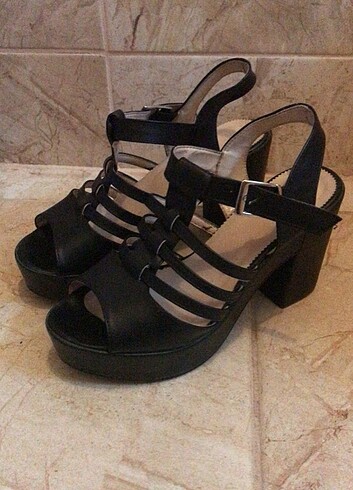 Siyah dolgu topuk ayakkabı 