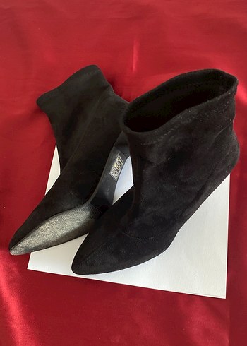 Siyah Süet Stiletto Topuklu Kadın Bot - Görsel 3