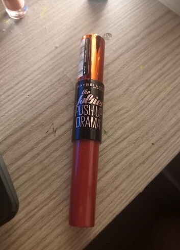 Beden Maybelline The Falsies Push Up Drama
