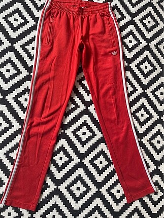 Adidas kırmızı