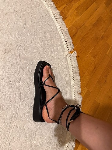36 Beden Bershka bağcıklı sandalet