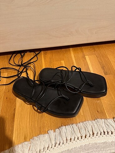 36 Beden siyah Renk Bershka bağcıklı sandalet