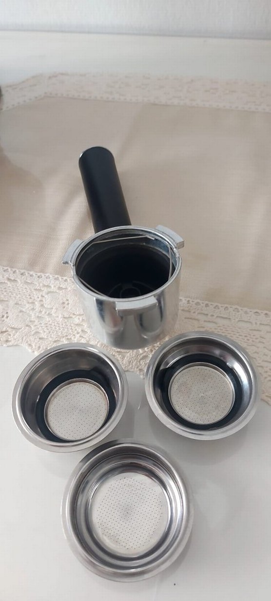 DeLonghi Renkli Kırmızı Kahve Makinesi - Görsel 2