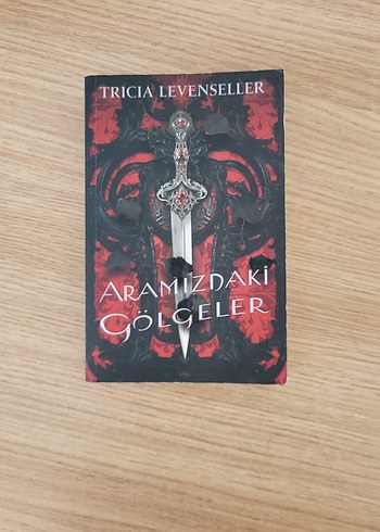 Aramızdaki Gölgeler - Tricia Levenseller martı yanları