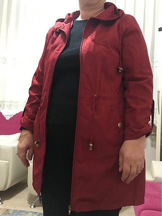 Kırmızı renk yağmurluk