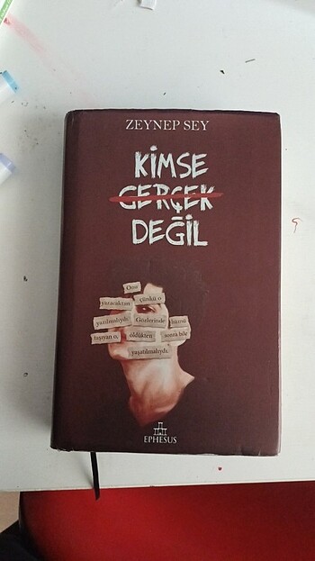 Kimse Gerçek Değil 