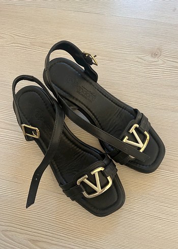 Siyah Deri Tokalı Kadın Sandalet