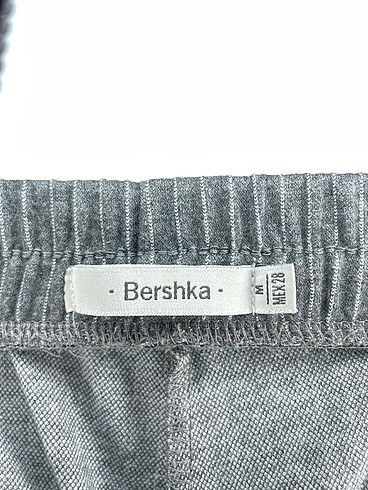 m Beden gri Renk Bershka Kumaş Pantolon %70 İndirimli.