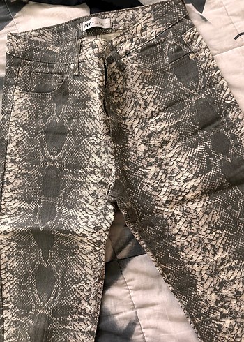 Gri Yılan Desenli Kadın Kumaş Pantolon - Görsel 2