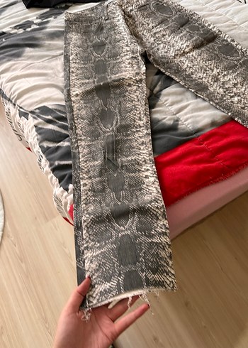 Gri Yılan Desenli Kadın Kumaş Pantolon - Görsel 5