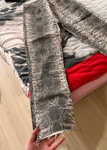 Gri Yılan Desenli Kadın Kumaş Pantolon - Görsel 4