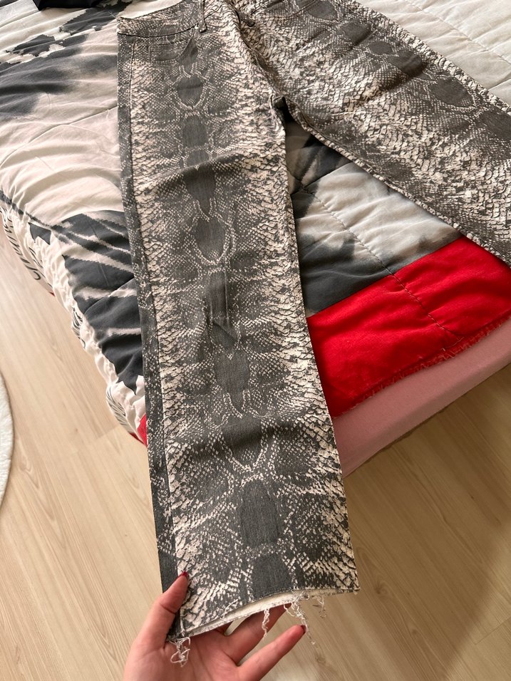Gri Yılan Desenli Kadın Kumaş Pantolon - Görsel 4
