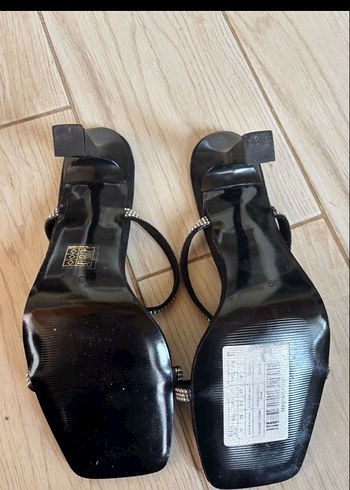 Parlak Siyah Taşlı İnce Topuklu Kadın Ayakkabı - Görsel 2