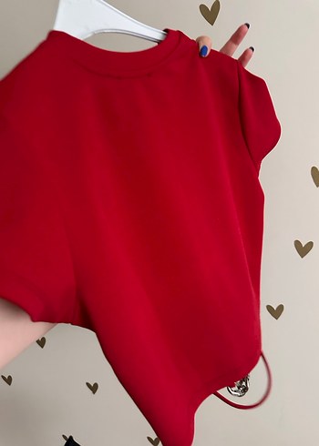 Kısa Kesim Zincir Detaylı Kırmızı Crop Top - Görsel 5