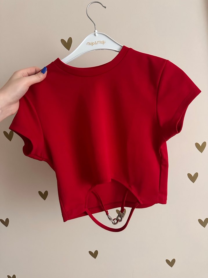 Kısa Kesim Zincir Detaylı Kırmızı Crop Top - Görsel 2