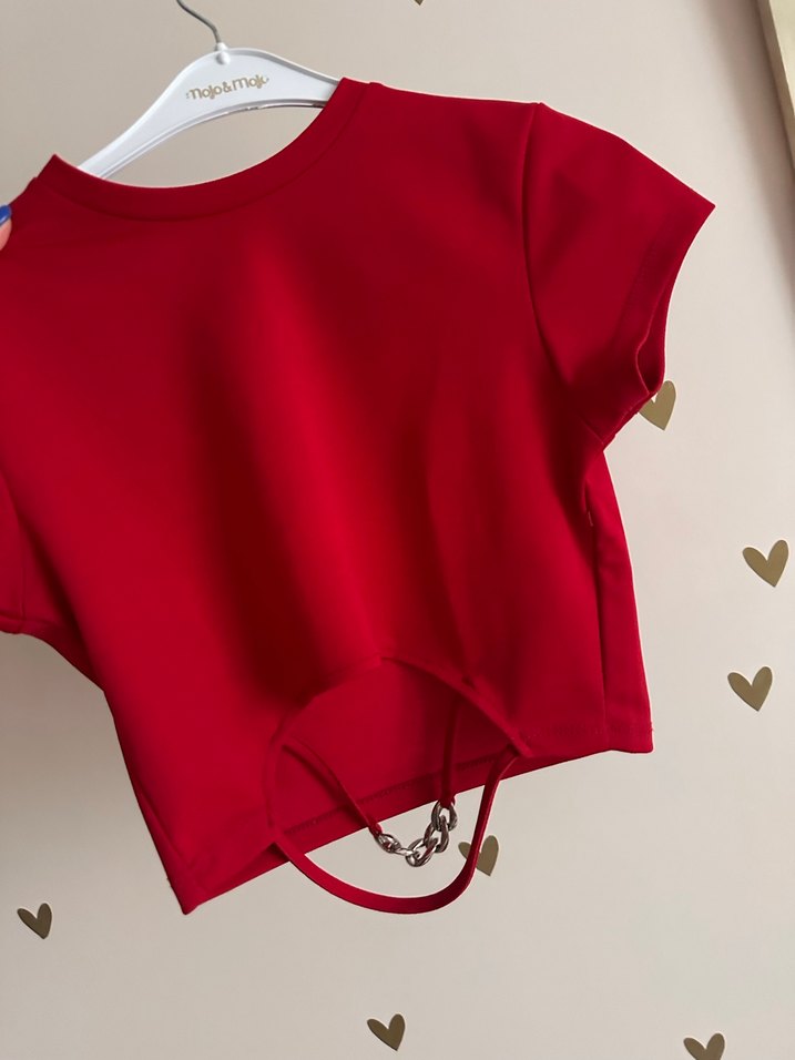 Kısa Kesim Zincir Detaylı Kırmızı Crop Top - Görsel 3