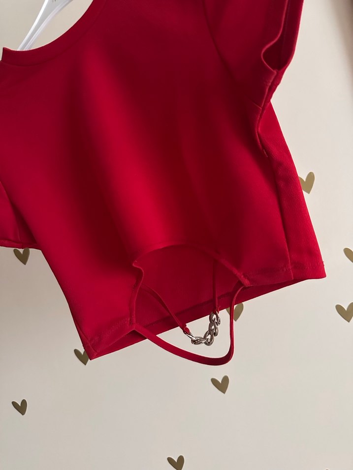 Kısa Kesim Zincir Detaylı Kırmızı Crop Top - Görsel 4