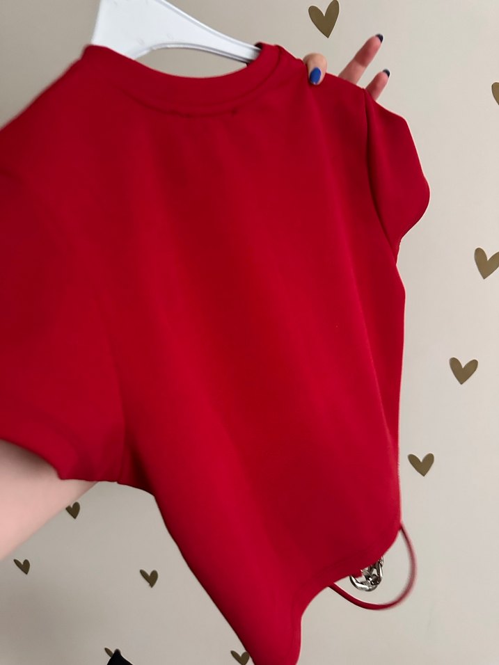 Kısa Kesim Zincir Detaylı Kırmızı Crop Top - Görsel 5