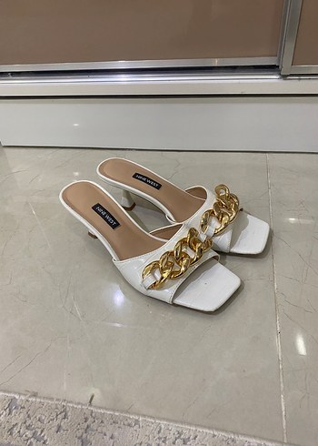 Nine West Beyaz Zincir Detaylı Topuklu Kadın Terlik